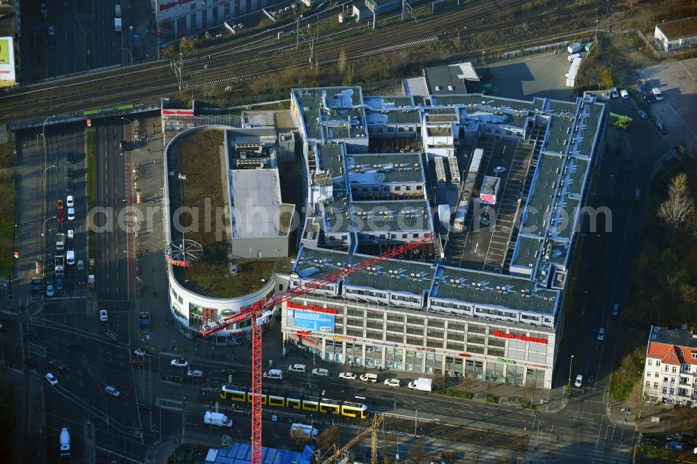 Berlin from the bird's eye view: Building of the shopping center Ring Center 2 Am Containerbahnhof in the district Lichtenberg in Berlin, Germany. Up to date, previously unused parking deck of a new built hotel with SKYPARK hotel room modules