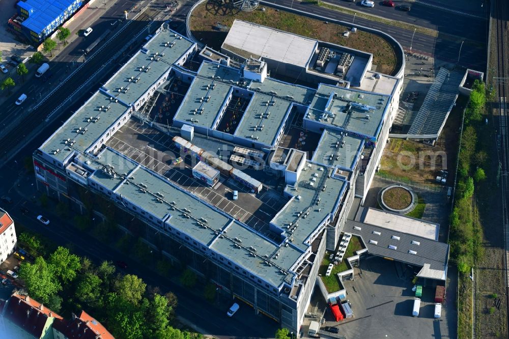 Aerial photograph Berlin - Building of the shopping center Ring Center 2 Am Containerbahnhof in the district Lichtenberg in Berlin, Germany. Up to date, previously unused parking deck of a new built hotel with SKYPARK hotel room modules