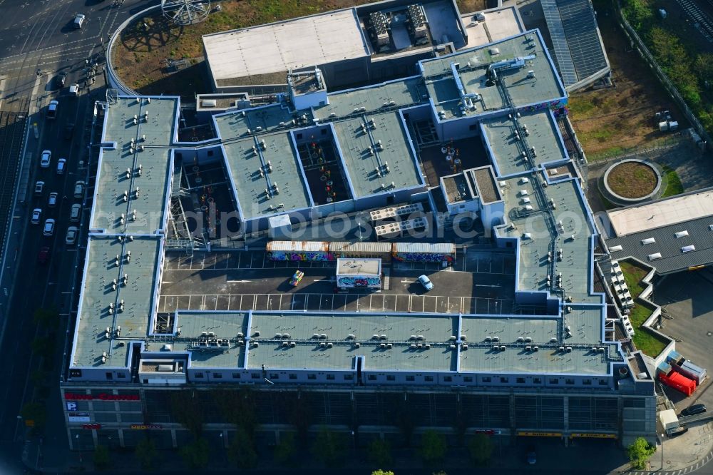 Aerial image Berlin - Building of the shopping center Ring Center 2 Am Containerbahnhof in the district Lichtenberg in Berlin, Germany. Up to date, previously unused parking deck of a new built hotel with SKYPARK hotel room modules