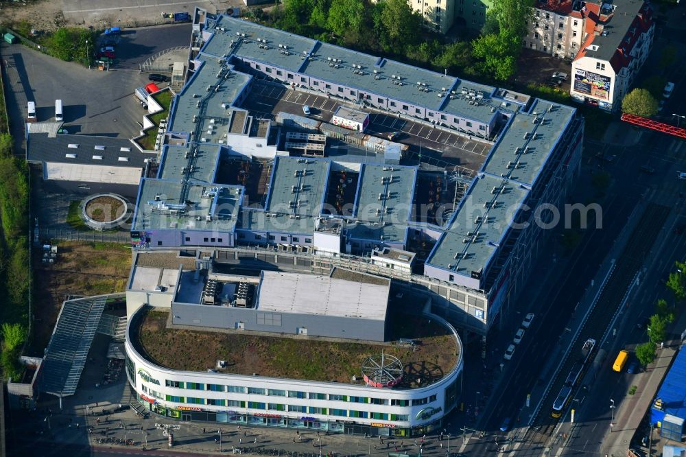 Aerial photograph Berlin - Building of the shopping center Ring Center 2 Am Containerbahnhof in the district Lichtenberg in Berlin, Germany. Up to date, previously unused parking deck of a new built hotel with SKYPARK hotel room modules