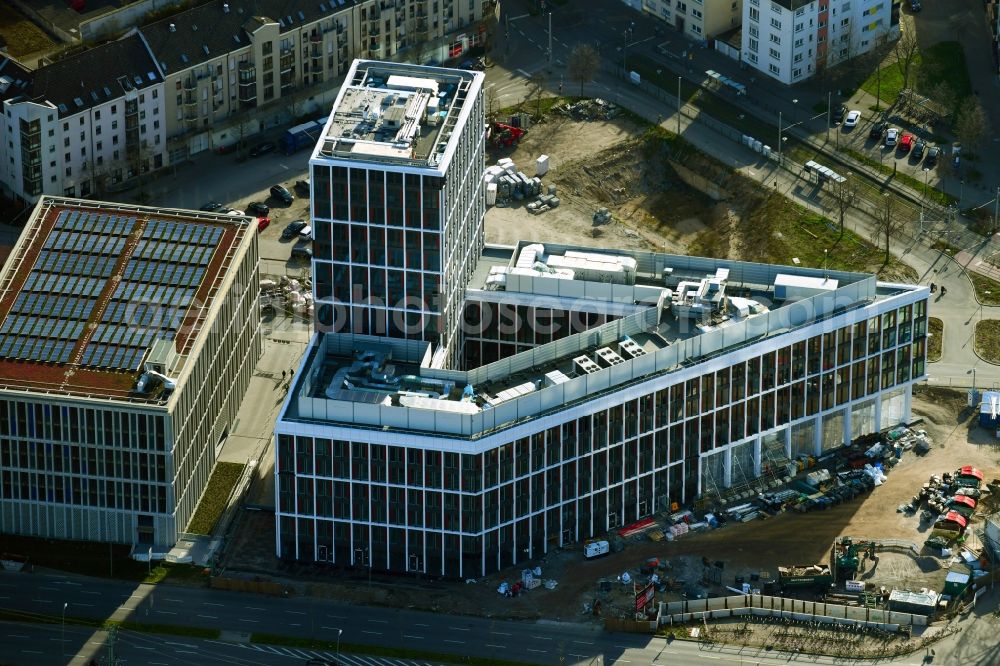 Mannheim from above - High-rise building of the hotel complex and office building of No.1 on Gluecksteinallee in the district Lindenhof in Mannheim in the state Baden-Wuerttemberg, Germany