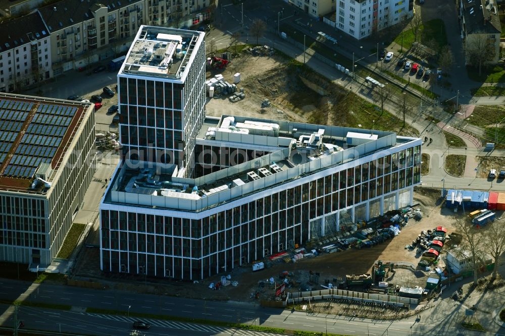 Mannheim from the bird's eye view: High-rise building of the hotel complex and office building of No.1 on Gluecksteinallee in the district Lindenhof in Mannheim in the state Baden-Wuerttemberg, Germany