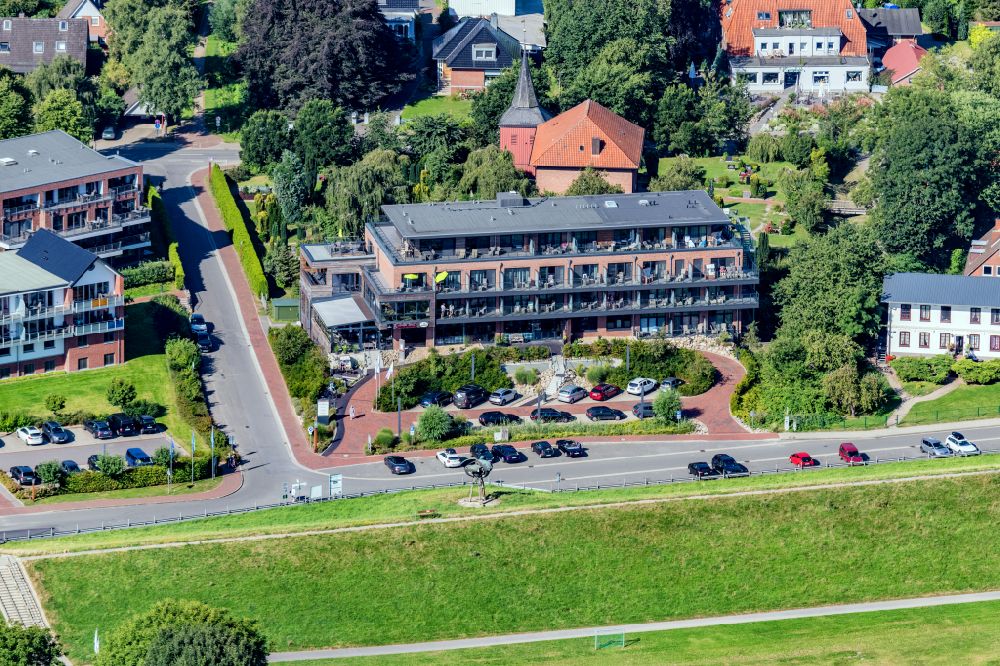 Krautsand from the bird's eye view: Complex of the hotel building Elbstrand Resort Krautsand on street Elbstrasse in Krautsand in the state Lower Saxony, Germany