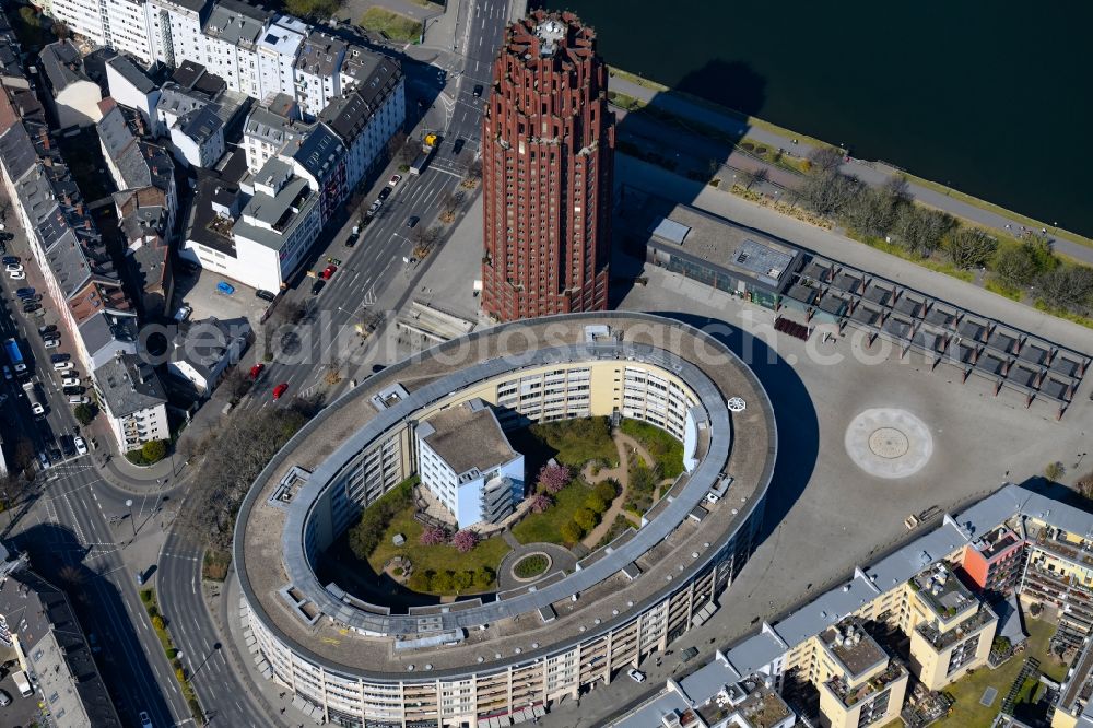 Aerial photograph Frankfurt am Main - High-rise building of the hotel complex Main Plaza on the Deutschherrnufer in the district Sachsenhausen-Nord in Frankfurt in the state Hesse, Germany
