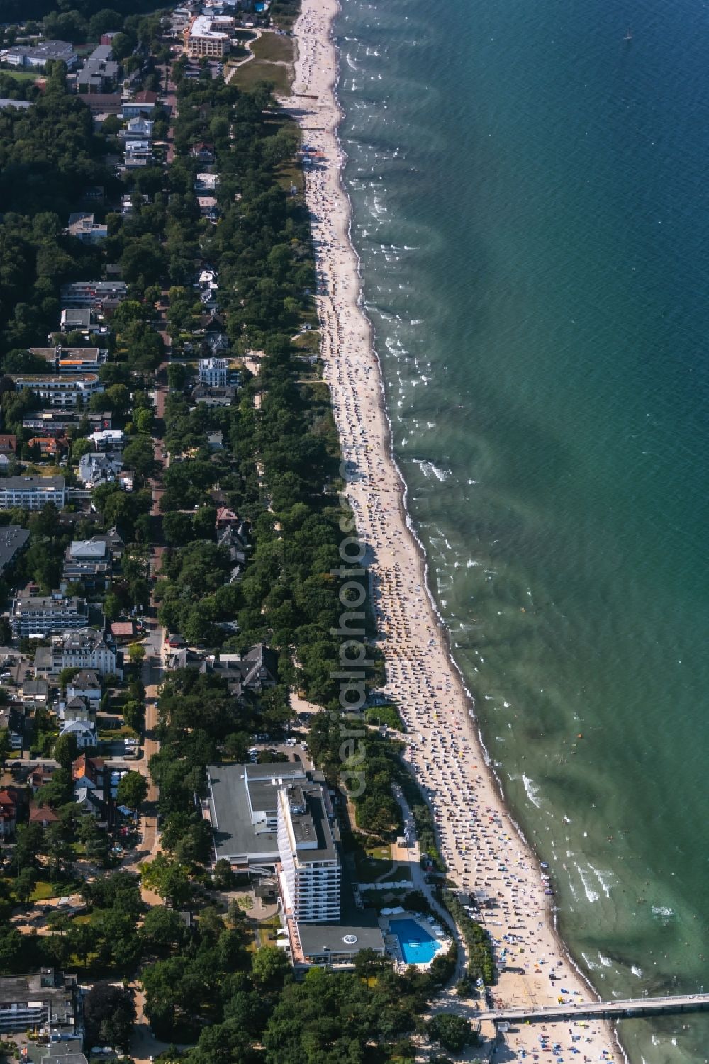 Aerial photograph Timmendorfer Strand - High-rise building of the hotel complex Maritim Seehotel Timmendorfer Strand with a view of the beach and pier in Timmendorfer Strand in the state Schleswig-Holstein, Germany