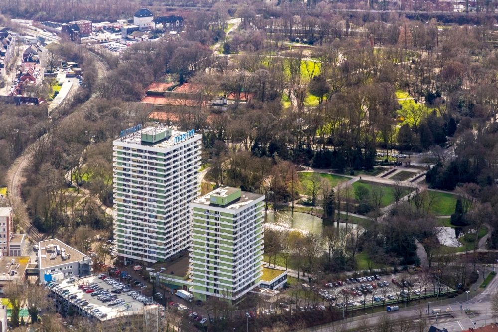Gelsenkirchen from the bird's eye view: High-rise building of the hotel complex Stadtgartenresidenz-Gelsenkirchen Maritim Am Stadtgarten in the district Altstadt in Gelsenkirchen in the state North Rhine-Westphalia, Germany