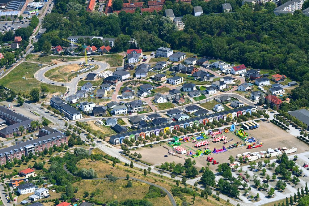 Aerial image Hansestadt Wismar - Bouncy castles on the square ensemble Festplatz Buergerpark on the street Zum Festplatz in the Hanseatic city of Wismar on the Baltic Sea coast in the state Mecklenburg - Western Pomerania, Germany