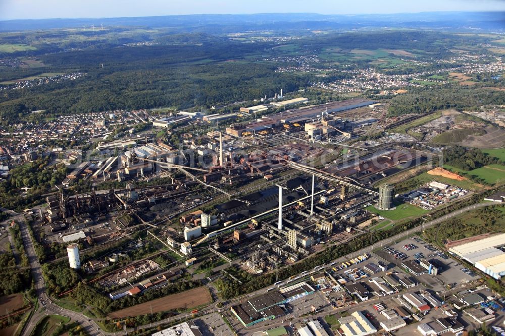 Dillingen/Saar from above - Steel production site Dillinger Huette in Dillingen/Saar in the state of Saarland. The plant is located in the East of the town and spans a large part of the town area. It is the largest heavy plate producer in Europe. The AG (company) is also producing iron ore in the blast furnaces