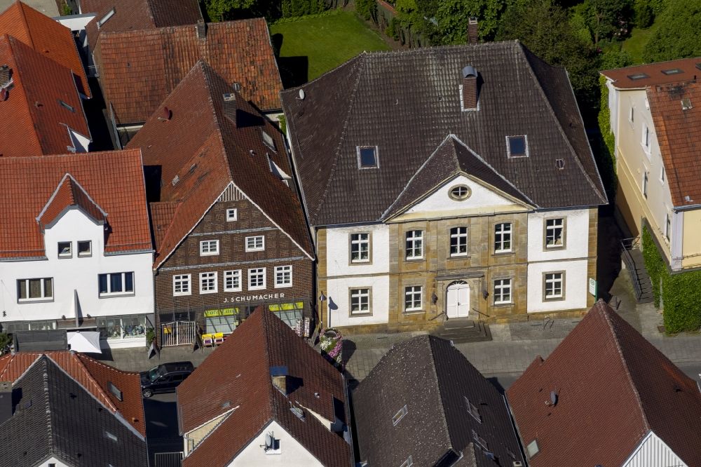Aerial photograph Rietberg - Houses in the Rathausstrasse in the historic city centre of Rietberg in the state North Rhine-Westphalia