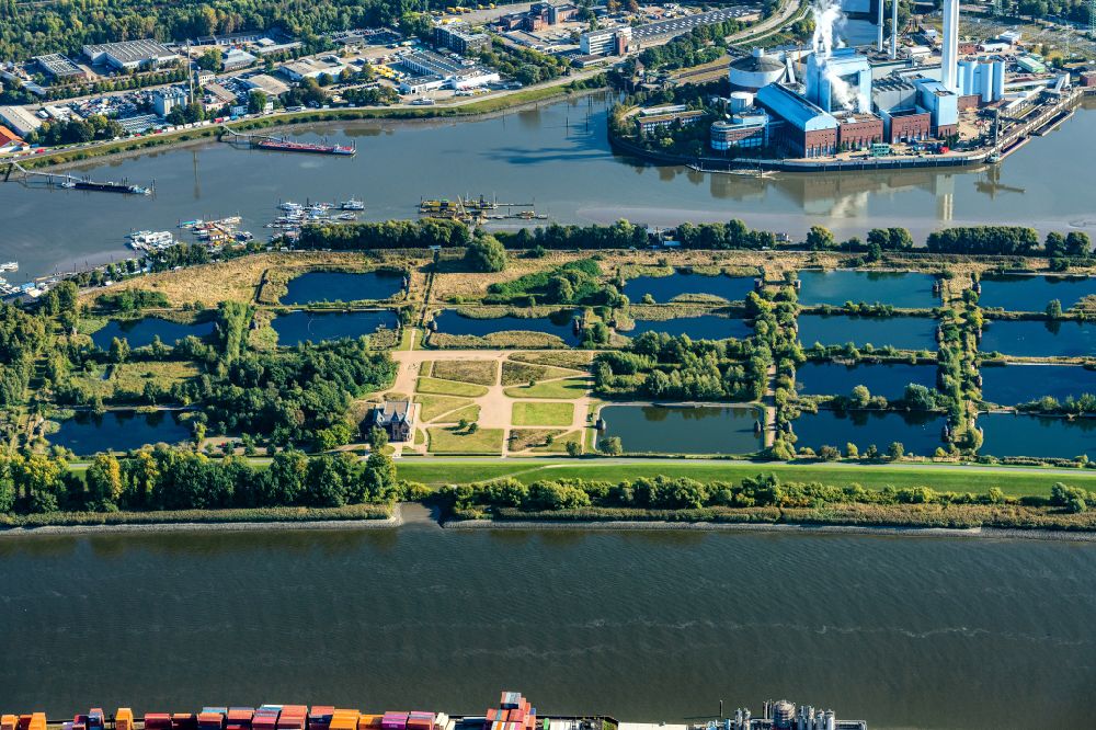Aerial photograph Hamburg - Industrial monument of the technical plants and production halls of the premises of Wasserkunst Elbinsel Kaltehofe at the barrage Billwerder Bucht on street Kaltehofe-Hauptdeich in Hamburg, Germany
