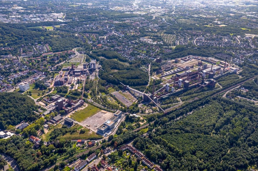 Aerial photograph Essen - Industrial monument of the technical plants and production halls of the premises of Stiftung of UNESCO-Welterbe Zollverein with dem Ruhr-Museum and zahlreichen Betrieben in Essen in the state North Rhine-Westphalia, Germany