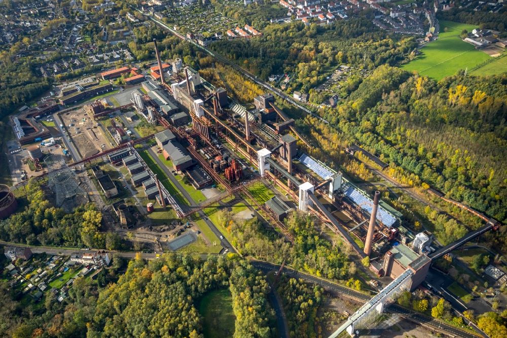 Aerial image Essen - Industrial monument of the technical plants and production halls of the premises of Stiftung of UNESCO-Welterbe Zollverein with dem Ruhr-Museum and zahlreichen Betrieben in Essen in the state North Rhine-Westphalia, Germany