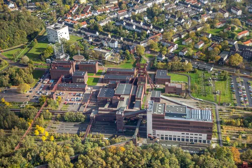 Aerial image Essen - Industrial monument of the technical plants and production halls of the premises of Stiftung of UNESCO-Welterbe Zollverein with dem Ruhr-Museum and zahlreichen Betrieben in Essen in the state North Rhine-Westphalia, Germany