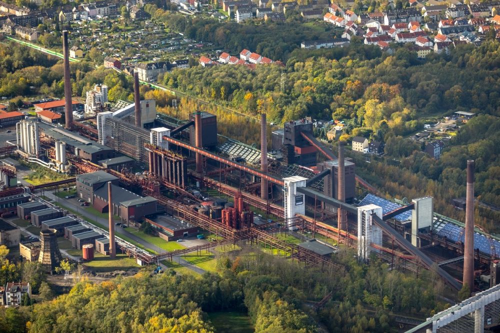 Aerial photograph Essen - Industrial monument of the technical plants and production halls of the premises of Stiftung of UNESCO-Welterbe Zollverein with dem Ruhr-Museum and zahlreichen Betrieben in Essen in the state North Rhine-Westphalia, Germany