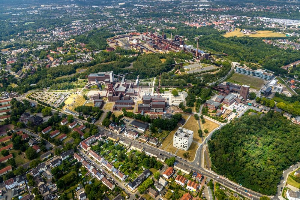 Essen from above - Industrial monument of the technical plants and production halls of the premises of Stiftung of UNESCO-Welterbe Zollverein with dem Ruhr-Museum and zahlreichen Betrieben in Essen in the state North Rhine-Westphalia, Germany