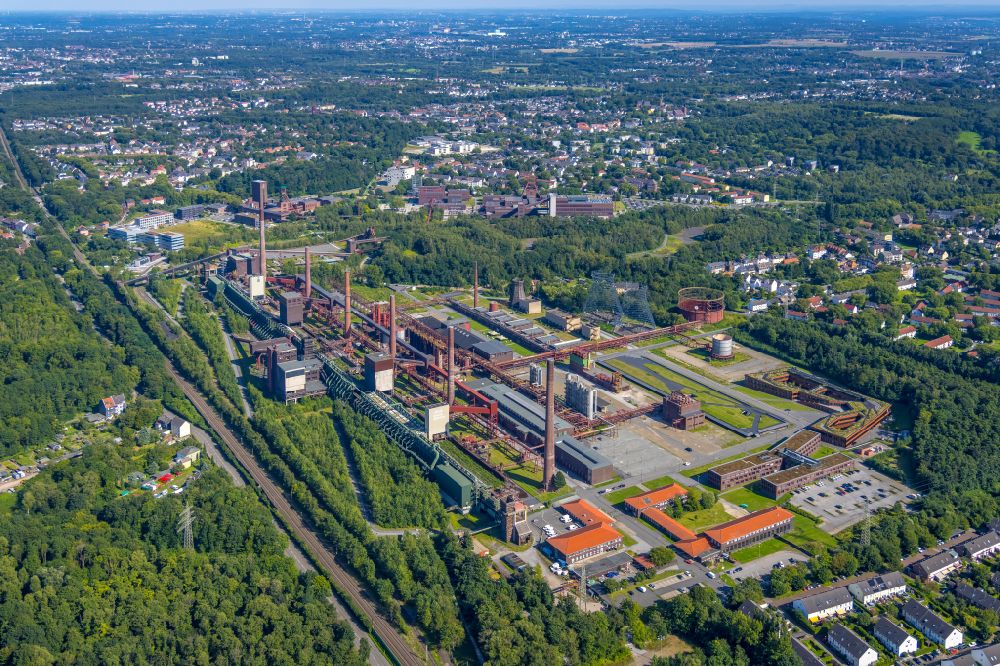 Essen from above - Industrial monument of the technical plants and production halls of the premises of Stiftung of UNESCO-Welterbe Zollverein in the district Stoppenberg in Essen in the state North Rhine-Westphalia, Germany