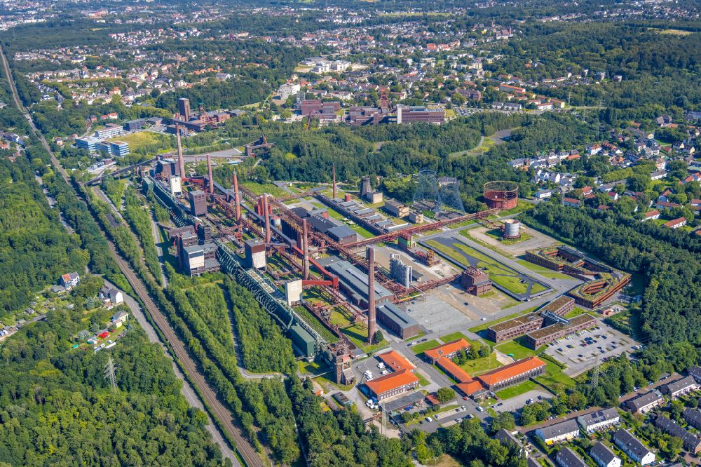 Essen from the bird's eye view: Industrial monument of the technical plants and production halls of the premises of Stiftung of UNESCO-Welterbe Zollverein in the district Stoppenberg in Essen in the state North Rhine-Westphalia, Germany