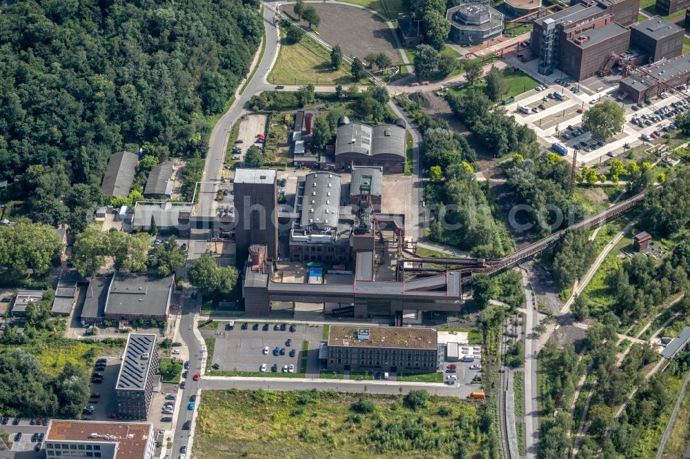Aerial image Essen - Industrial monument of the technical plants and production halls of the premises of Stiftung of UNESCO-Welterbe Zollverein with dem Ruhr-Museum and zahlreichen Betrieben in Essen at Ruhrgebiet in the state North Rhine-Westphalia, Germany