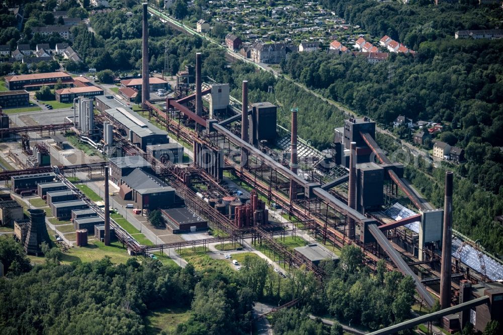 Essen from the bird's eye view: Industrial monument of the technical plants and production halls of the premises of Stiftung of UNESCO-Welterbe Zollverein with dem Ruhr-Museum and zahlreichen Betrieben in Essen at Ruhrgebiet in the state North Rhine-Westphalia, Germany