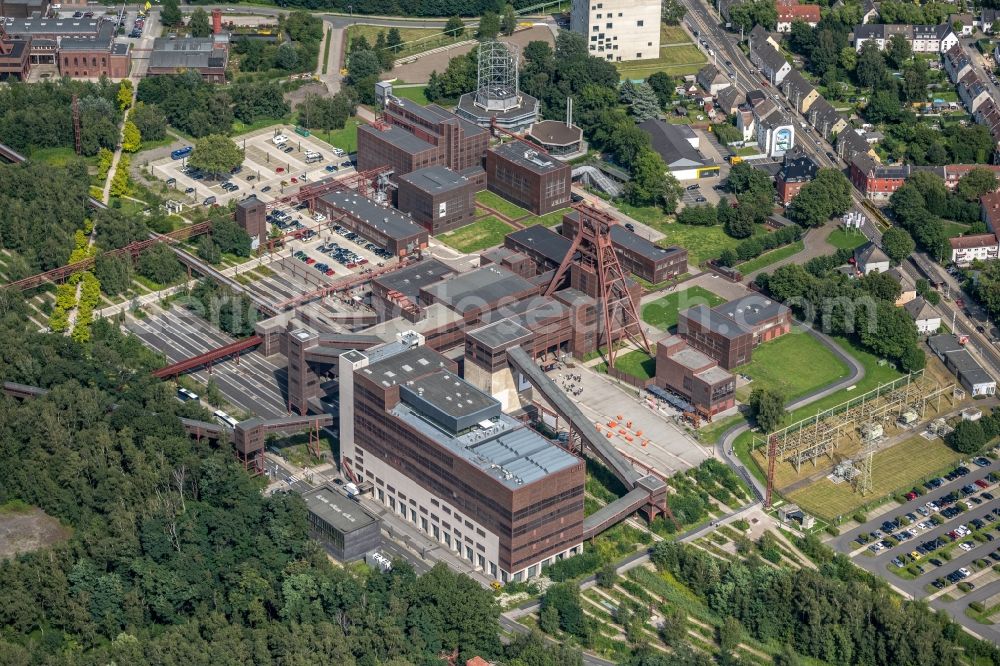 Essen from above - Industrial monument of the technical plants and production halls of the premises of Stiftung of UNESCO-Welterbe Zollverein with dem Ruhr-Museum and zahlreichen Betrieben in Essen at Ruhrgebiet in the state North Rhine-Westphalia, Germany