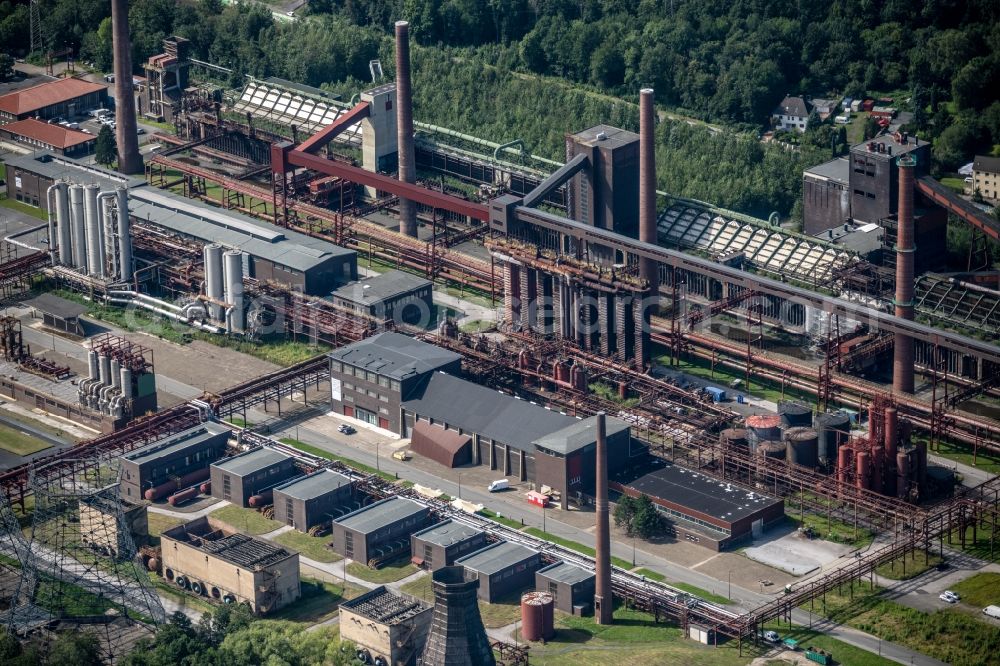 Aerial photograph Essen - Industrial monument of the technical plants and production halls of the premises of Stiftung of UNESCO-Welterbe Zollverein with dem Ruhr-Museum and zahlreichen Betrieben in Essen at Ruhrgebiet in the state North Rhine-Westphalia, Germany