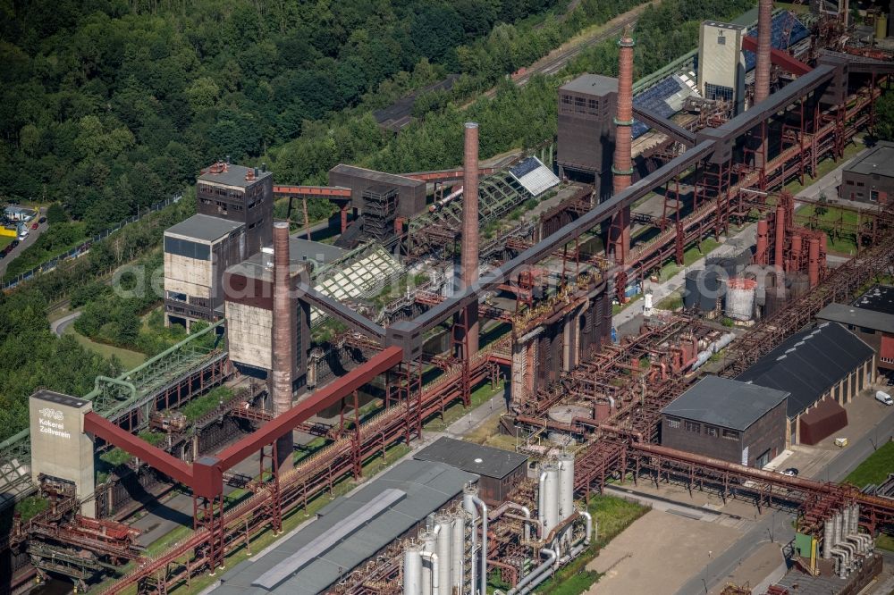 Essen from above - Industrial monument of the technical plants and production halls of the premises of Stiftung of UNESCO-Welterbe Zollverein with dem Ruhr-Museum and zahlreichen Betrieben in Essen at Ruhrgebiet in the state North Rhine-Westphalia, Germany