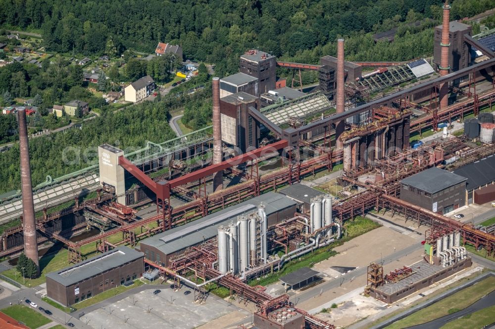 Aerial image Essen - Industrial monument of the technical plants and production halls of the premises of Stiftung of UNESCO-Welterbe Zollverein with dem Ruhr-Museum and zahlreichen Betrieben in Essen at Ruhrgebiet in the state North Rhine-Westphalia, Germany