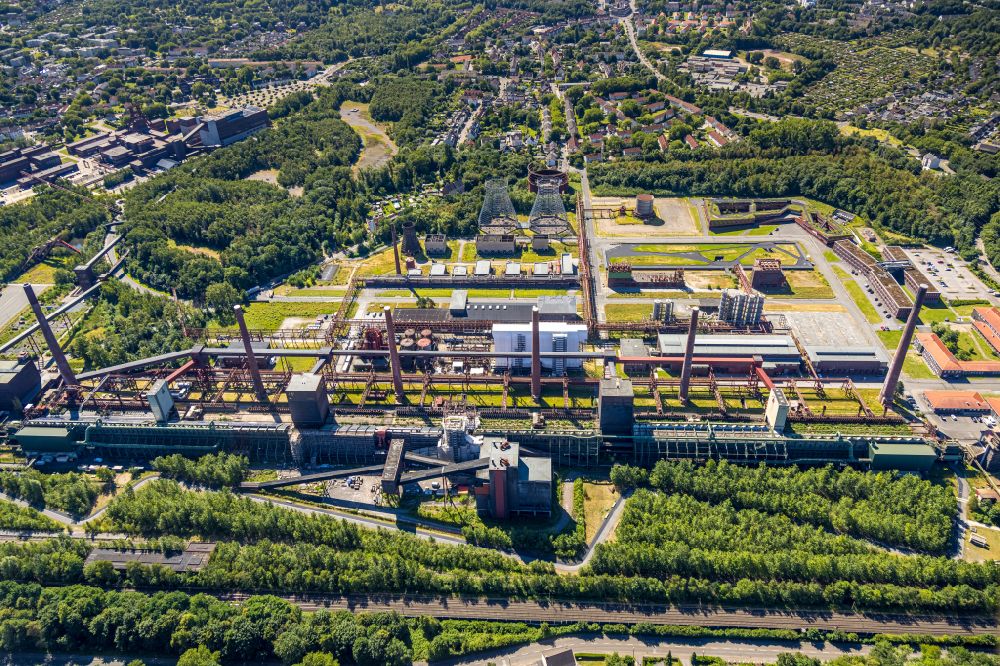 Aerial photograph Essen - Industrial monument of the technical plants and production halls of the premises of Stiftung of UNESCO-Welterbe Zollverein in the district Stoppenberg in Essen in the state North Rhine-Westphalia, Germany