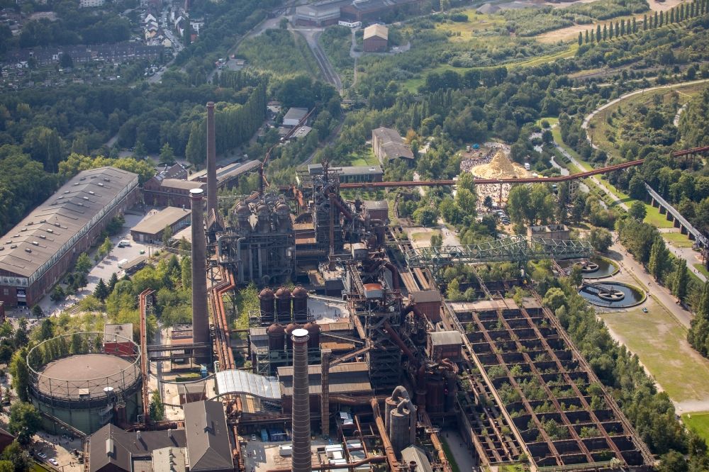 Aerial photograph Duisburg - Industrial monument of the technical plants and production halls of the steelworks of power-ruhrgebiet GmbH in the district Meiderich-Beeck in Duisburg in the state North Rhine-Westphalia, Germany