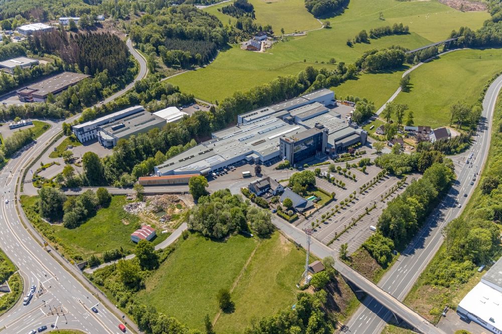 Aerial photograph Meinerzhagen - Industrial and commercial area overlooking the work premises and production buildings of the Danieli Germany GmbH and the gwk Gesellschaft Waerme Kaeltetechnik mbH at Scherl in Meinerzhagen in the state North Rhine-Westphalia, Germany