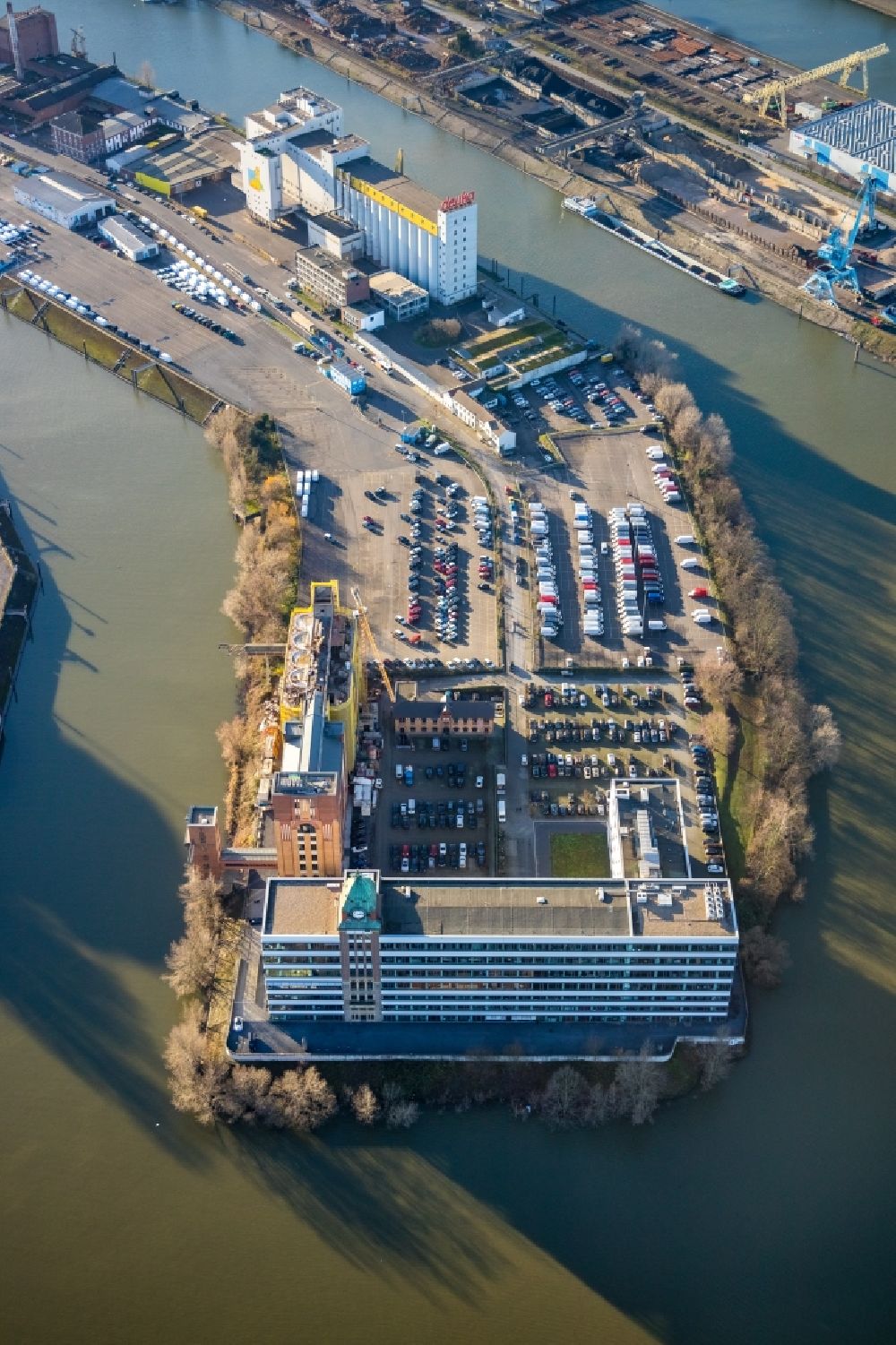 Aerial image Düsseldorf - Industrial and commercial area at Duesseldorfer Wirtschaftshaven overlooking the construction site to convert the former Plange mill into an office and commercial building the in Duesseldorf in the state North Rhine-Westphalia