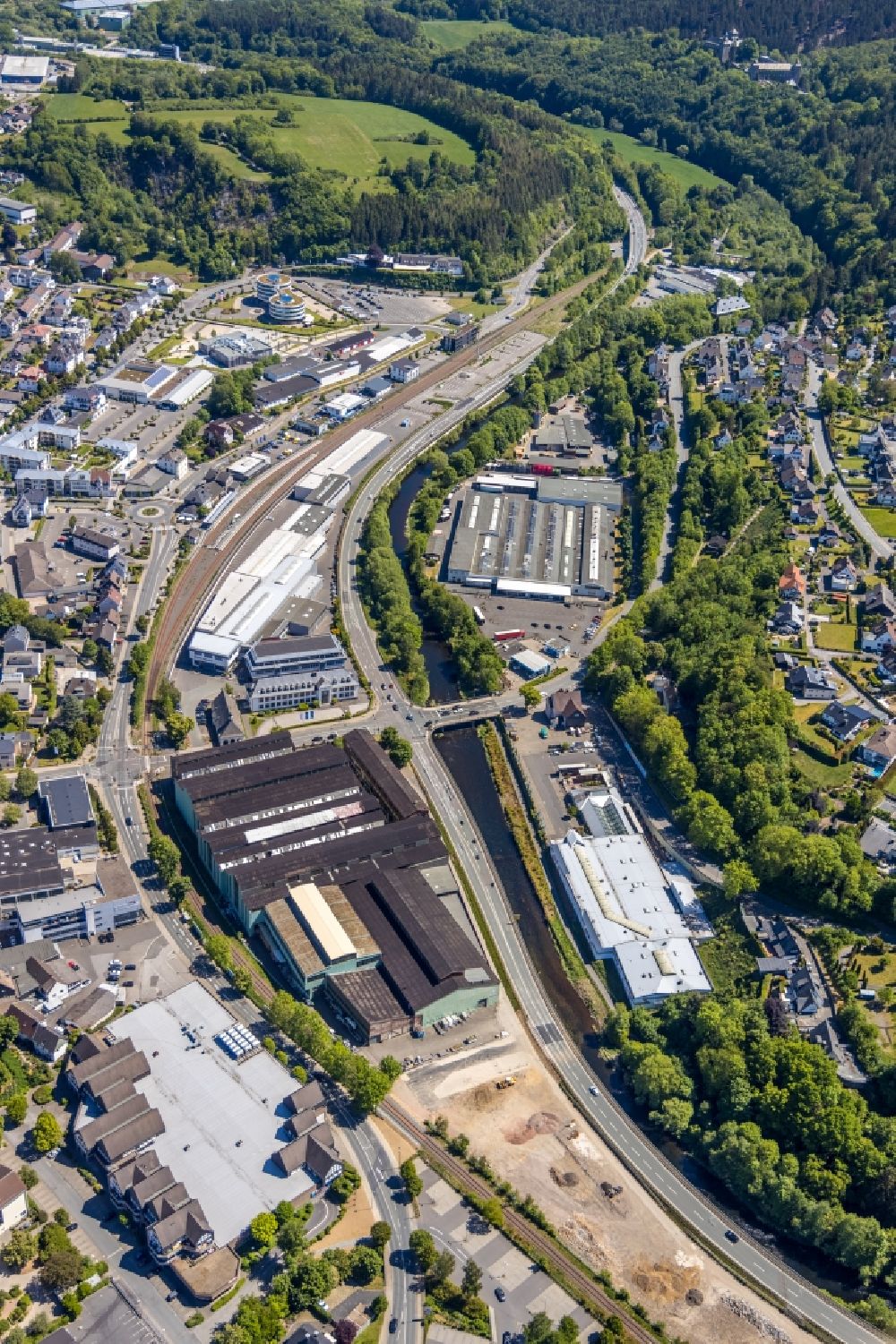 Aerial image Attendorn - Industrial and commercial area along the Strassen Am Zollstock and Am Wassertor overlooking the cultural center with event halls of the ue.NN_hall and work premises of the LEWA Attendorn GmbH in Attendorn in the state North Rhine-Westphalia, Germany