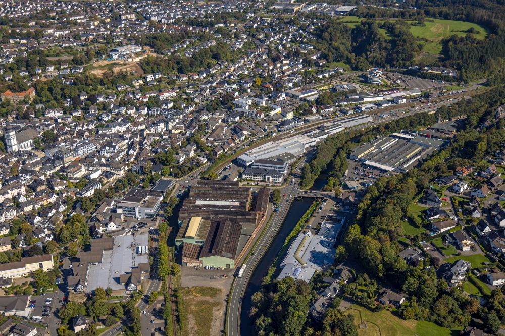 Aerial photograph Attendorn - Industrial and commercial area along the Strassen Am Zollstock and Am Wassertor overlooking the cultural center with event halls of the ue.NN_hall and work premises of the LEWA Attendorn GmbH in Attendorn in the state North Rhine-Westphalia, Germany