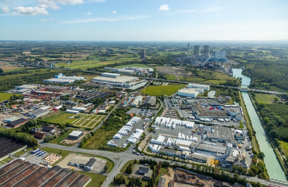 Hamm from the bird's eye view: Industrial and commercial area along the Datteln-Hamm-Kanal in Hamm in the state North Rhine-Westphalia, Germany