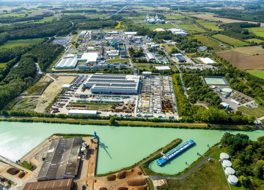 Aerial image Hamm - Industrial and commercial area along the Datteln-Hamm-Kanal overlooking canal basin and the grounds of the company Goldbeck Betonelemente GmbH Hamm in Hamm in the state North Rhine-Westphalia, Germany