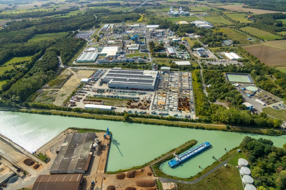 Aerial photograph Hamm - Industrial and commercial area along the Datteln-Hamm-Kanal overlooking canal basin and the grounds of the company Goldbeck Betonelemente GmbH Hamm in Hamm in the state North Rhine-Westphalia, Germany