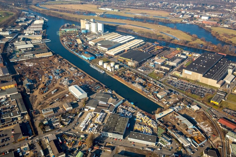Aerial image Mülheim an der Ruhr - Industrial and commercial area with Wharves and piers with ship loading terminals in the inner harbor in Muelheim on the Ruhr in the state North Rhine-Westphalia, Germany