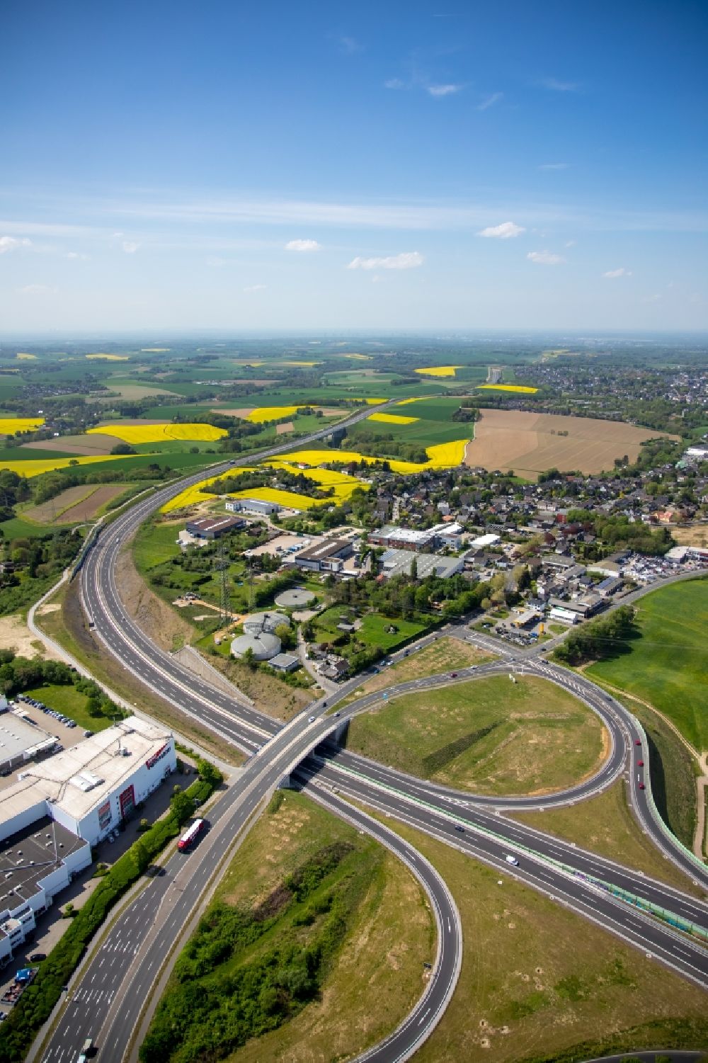 Aerial image Heiligenhaus - Industrial and commercial area on motorway BAB A44 Velbert in the district Hetterscheidt in Heiligenhaus in the state North Rhine-Westphalia, Germany