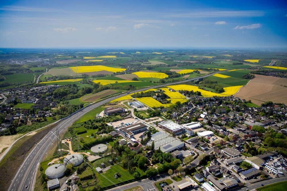 Aerial photograph Heiligenhaus - Industrial and commercial area on motorway BAB A44 Velbert in the district Hetterscheidt in Heiligenhaus in the state North Rhine-Westphalia, Germany