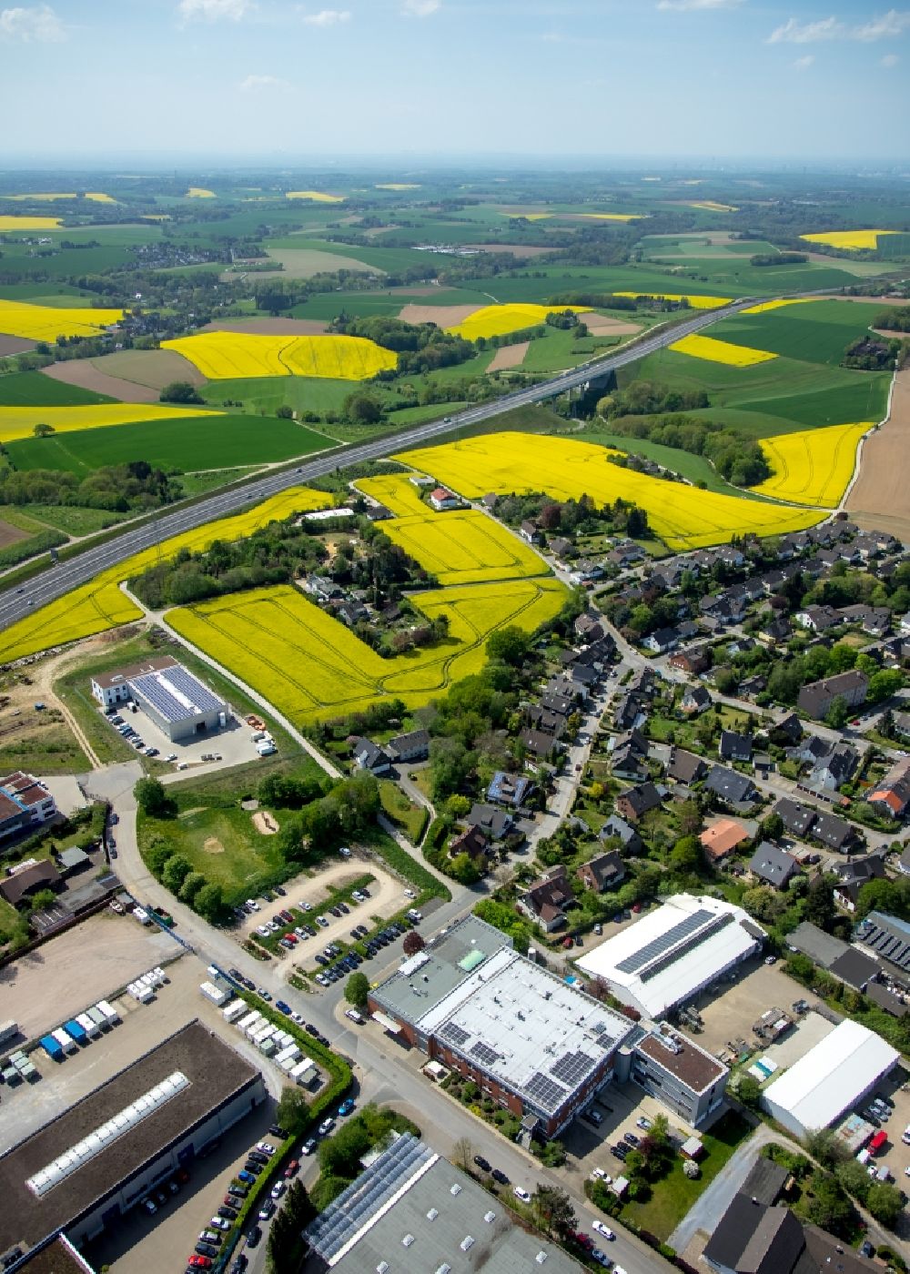Aerial photograph Heiligenhaus - Industrial and commercial area on motorway BAB A44 Velbert in the district Hetterscheidt in Heiligenhaus in the state North Rhine-Westphalia, Germany