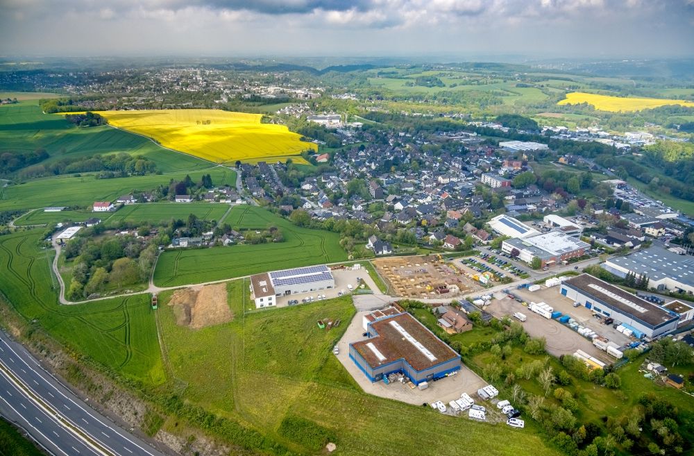 Aerial photograph Heiligenhaus - Industrial and commercial area on motorway BAB A44 Velbert in the district Hetterscheidt in Heiligenhaus at Ruhrgebiet in the state North Rhine-Westphalia, Germany