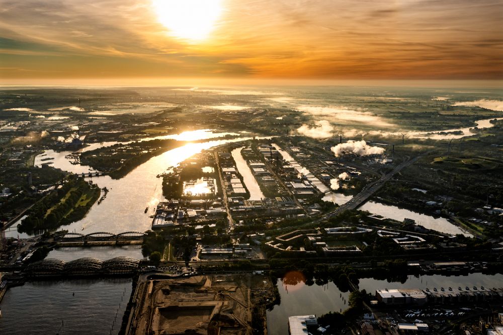 Aerial photograph Hamburg - Industrial and commercial area on Peutestrasse in the sunrise Hovestrasse - Mueggenburg main dike along the course of the Norderelbe in the Veddel district in Hamburg, Germany