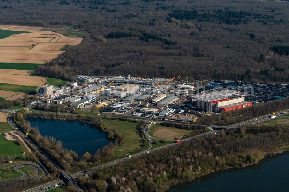 Aerial image Teningen - Industrial and commercial area Rohrlache and bathing lake in Teningen in the state Baden-Wurttemberg, Germany
