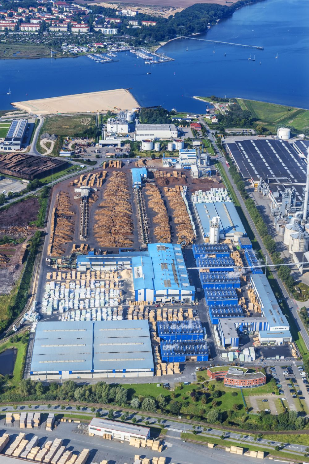 Aerial photograph Wismar - Industrial and commercial area of the company Egger Holzwerkstoffe Wismar GmbH & Co. KG in Wismar in the state Mecklenburg - Western Pomerania