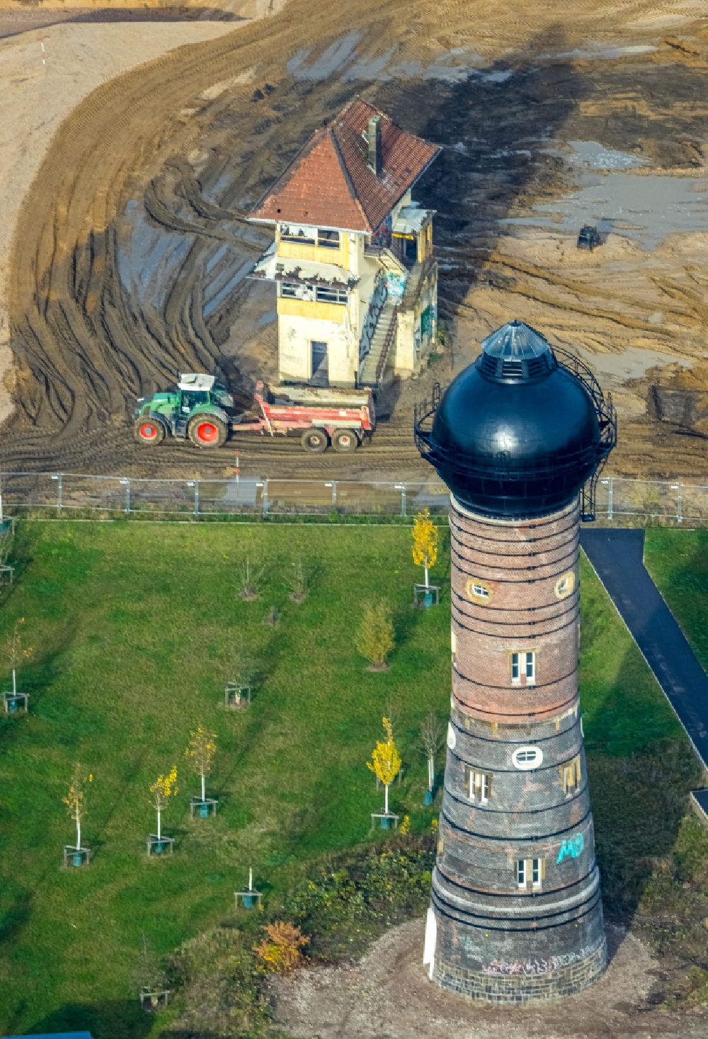 Aerial photograph Duisburg - Building of industrial monument water tower on street Dirschauer Weg in the district Wedau in Duisburg at Ruhrgebiet in the state North Rhine-Westphalia, Germany