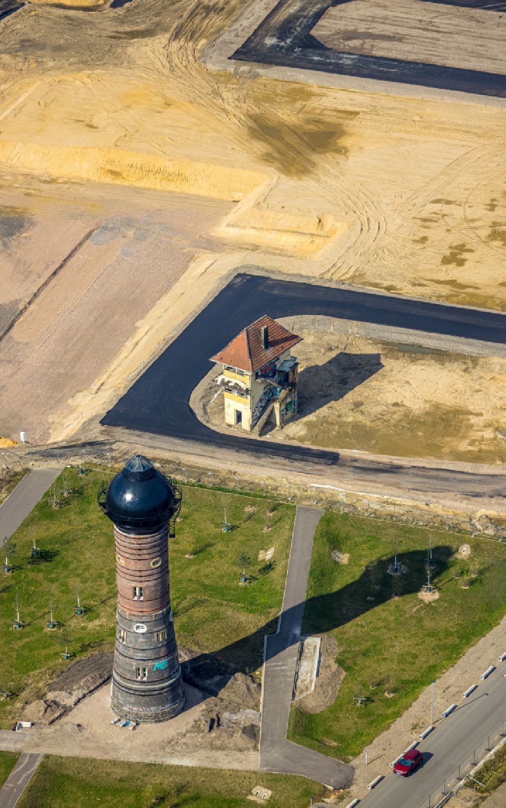 Duisburg from the bird's eye view: Building of industrial monument water tower on street Dirschauer Weg in the district Wedau in Duisburg at Ruhrgebiet in the state North Rhine-Westphalia, Germany