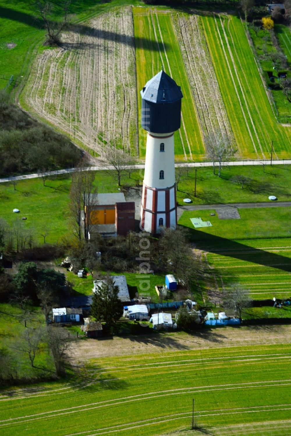 Aerial photograph Großauheim - Building of industrial monument water tower Wahlersee in Grossauheim in the state Hesse, Germany