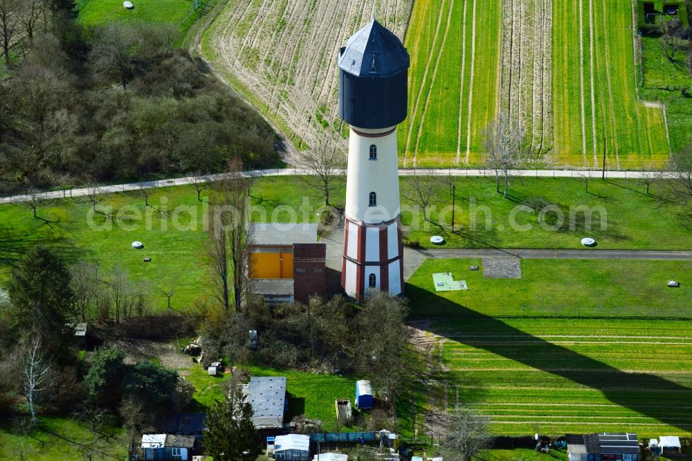 Großauheim from the bird's eye view: Building of industrial monument water tower Wahlersee in Grossauheim in the state Hesse, Germany