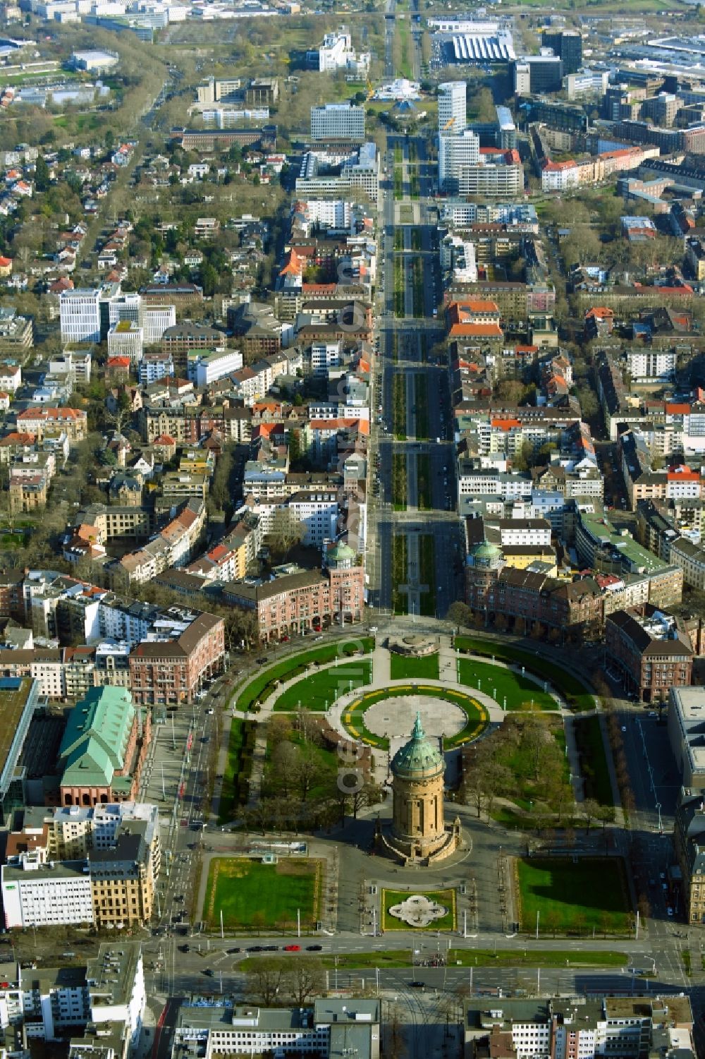 Mannheim from the bird's eye view: Building of industrial monument water tower Mannheimer Wasserturm on place Friedrichsplatz in the district Quadrate in Mannheim in the state Baden-Wurttemberg, Germany
