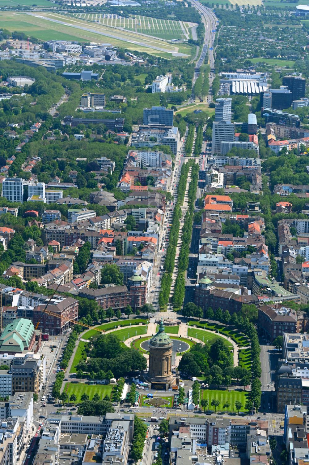 Mannheim from the bird's eye view: Building of industrial monument water tower Mannheimer Wasserturm on place Friedrichsplatz in the district Quadrate in Mannheim in the state Baden-Wurttemberg, Germany